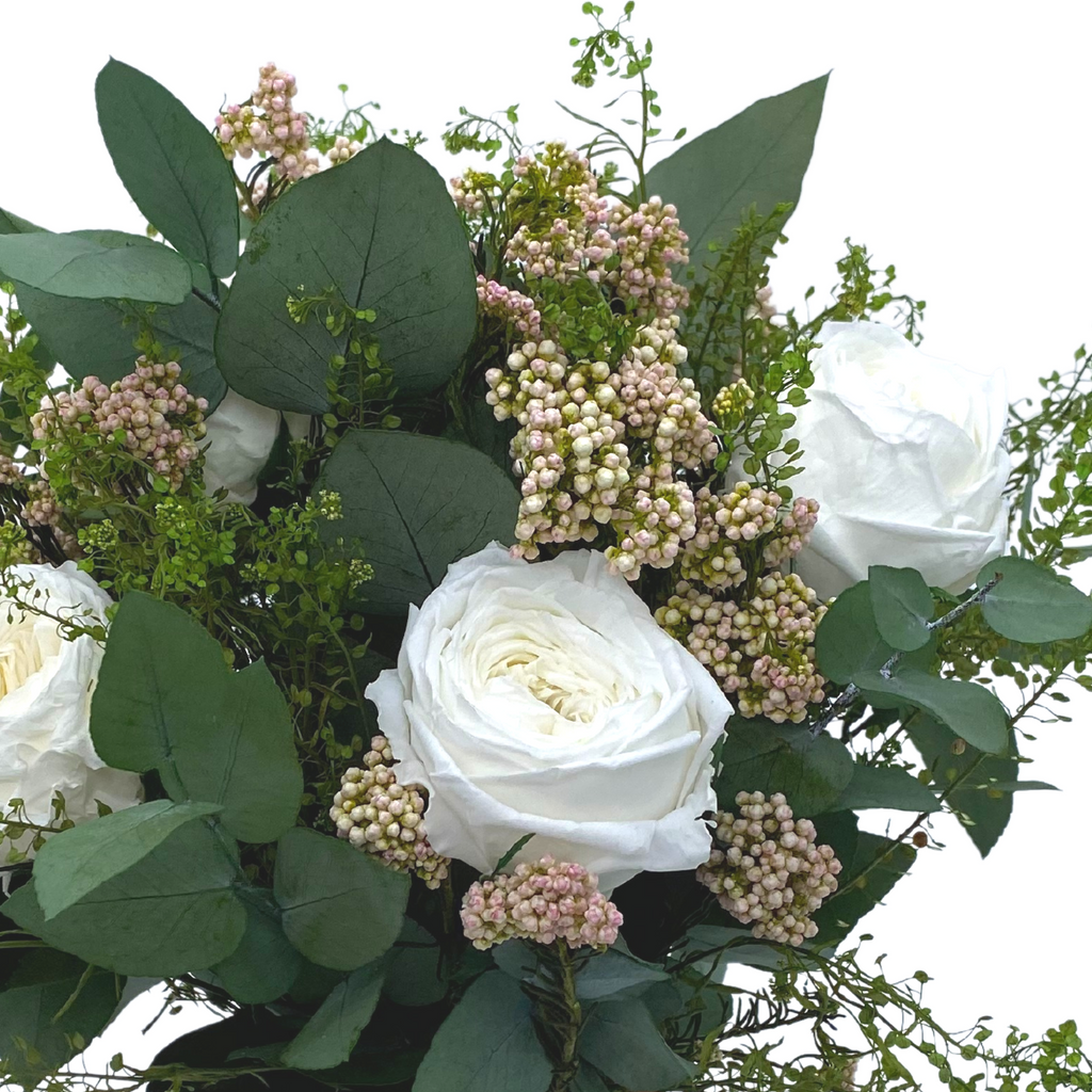 Bouquet de fleurs stabilisées blanc, rose et vert, avec eucalyptus et roses. Marque française.